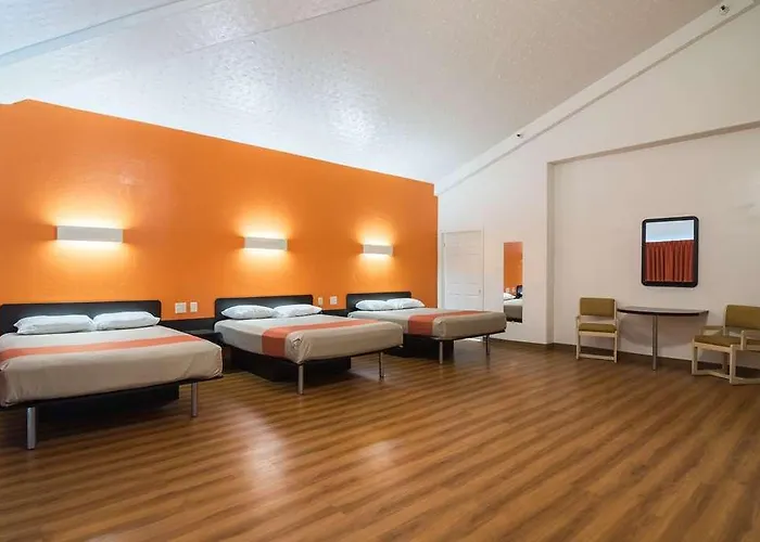 6 Az Hotel *