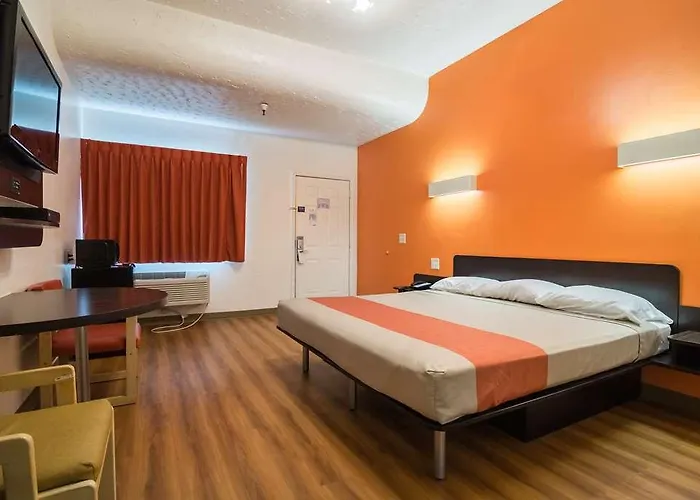 Hotel 6 Az Globe