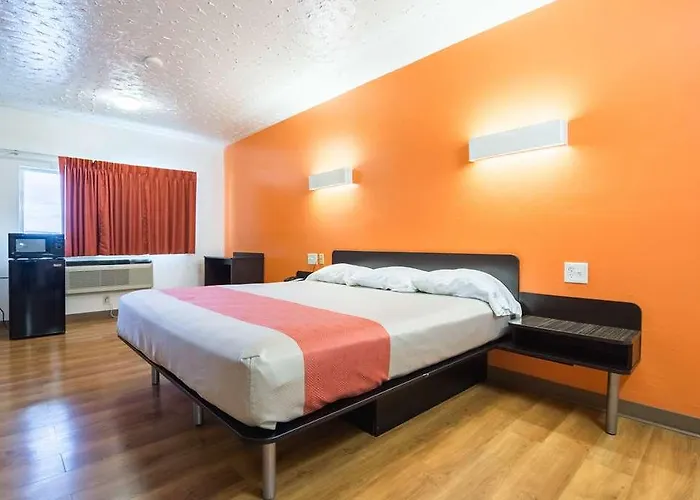 6 Az Hotel *